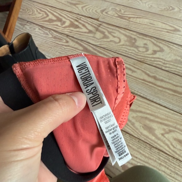 Victorias Secret Sport Women's Coral Sports bra size 36C - Picture 2 of 2